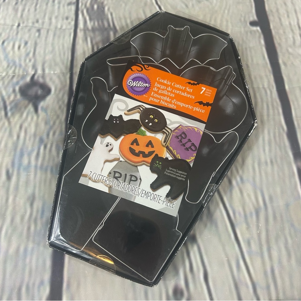 4/$25 Wilton Halloween 7 piece Coffin box Cookie Cutter set